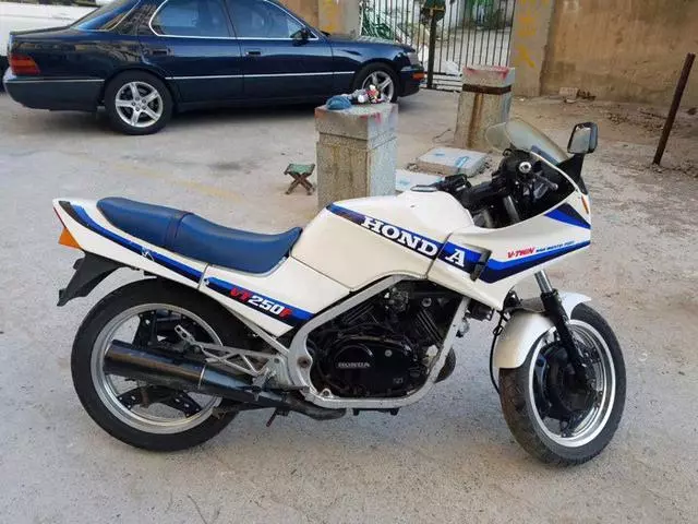 1984年的老本田,250cc可達40馬力,比春風250NK強了1.5倍