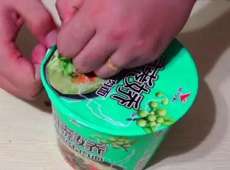 吃了25年泡麵,才知道上面的蓋子「暗藏玄機」,用過的人都說好 泡麵是一種可在短時間之內用熱水泡熟食用