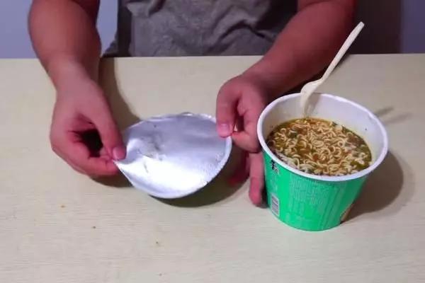 吃了25年泡麵,才知道上面的蓋子「暗藏玄機」,用過的人都說好 泡麵是一種可在短時間之內用熱水泡熟食用
