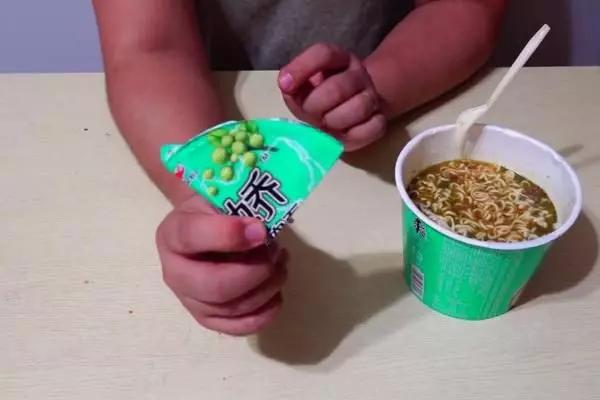 吃了25年泡麵,才知道上面的蓋子「暗藏玄機」,用過的人都說好 泡麵是一種可在短時間之內用熱水泡熟食用
