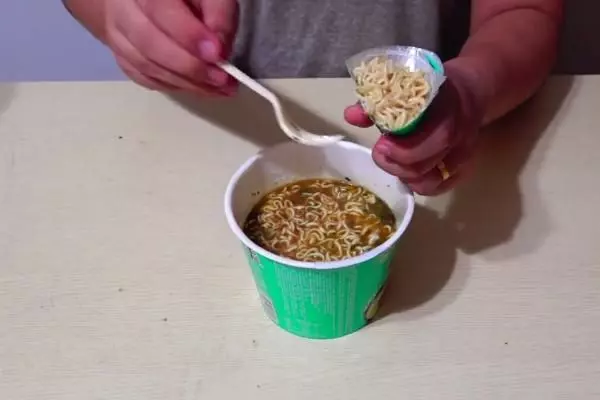 吃了25年泡麵,才知道上面的蓋子「暗藏玄機」,用過的人都說好 泡麵是一種可在短時間之內用熱水泡熟食用