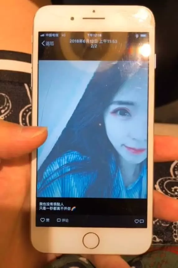 和大眼美眉網戀1年相見…我傻了! 她看起來只有10歲…我該愛嗎?