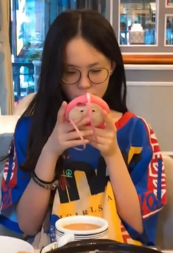 和大眼美眉網戀1年相見…我傻了! 她看起來只有10歲…我該愛嗎?