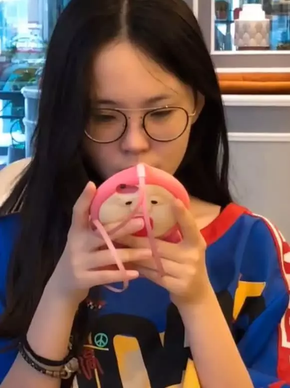 和大眼美眉網戀1年相見…我傻了! 她看起來只有10歲…我該愛嗎?