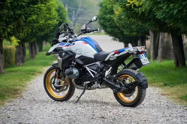 新款寶馬 R1250 GS 更換新引擎後有哪些變化?試駕體驗分享
