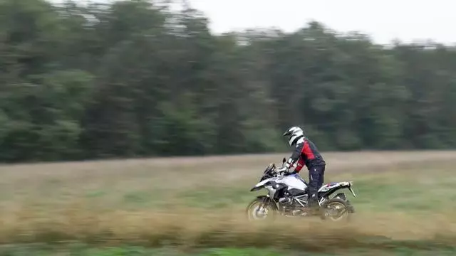 新款寶馬 R1250 GS 更換新引擎後有哪些變化?試駕體驗分享