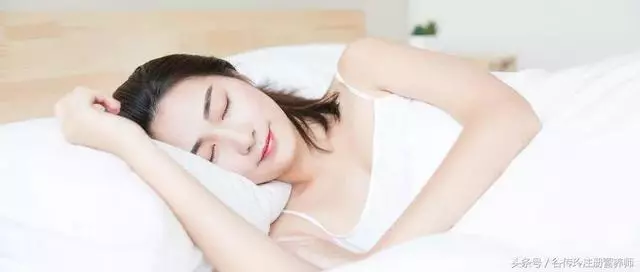 總是失眠太痛苦?專家:多吃這4種食物,比吃安眠藥喝牛奶更管用