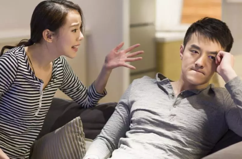 新婚夜,妻子讓我把嫁妝和禮金給她,我說一話,她閉嘴了