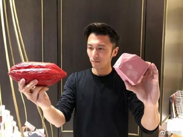 謝霆鋒換衣遭偷拍, 洩露和王菲一起紋在OO的情侶紋身!! 英皇震驚報警求協助~