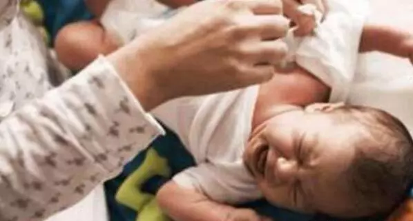 妻子生兒子大舅哥送來一桶奶粉,打開後,媽給他了五萬塊錢