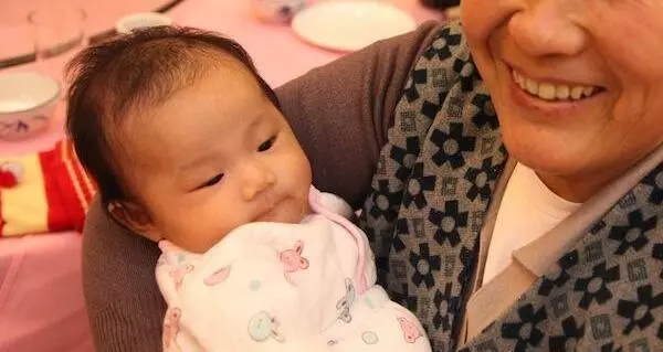 妻子生兒子大舅哥送來一桶奶粉,打開後,媽給他了五萬塊錢
