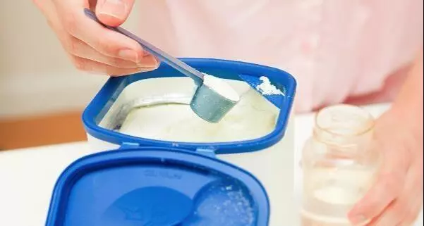 妻子生兒子大舅哥送來一桶奶粉,打開後,媽給他了五萬塊錢