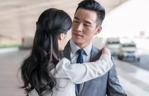 離婚後,前妻沒有改嫁,俺帶漂亮老婆去羞辱,進門俺如遭雷擊