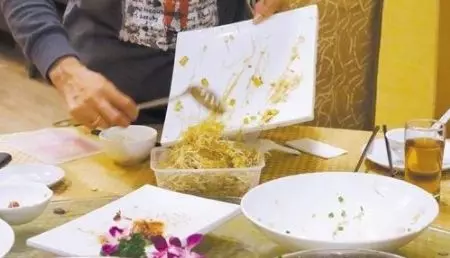 相親結束我把剩菜打包,相親男看到笑話我,回家後一看手機我愣了