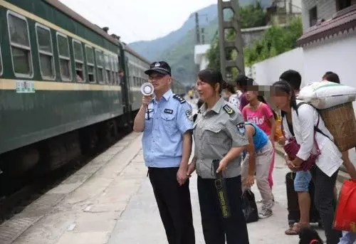妻子回娘家探親,丈夫卻熱情相送,妻子誤車折返,推開門淚目