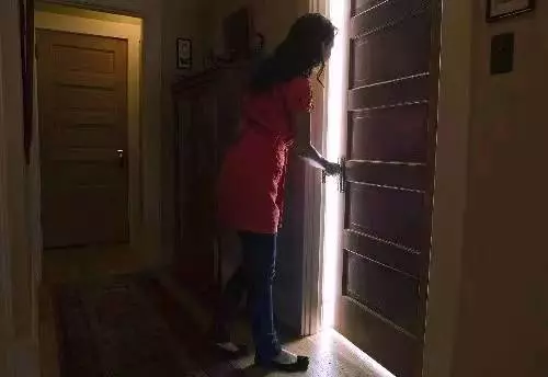 妻子回娘家探親,丈夫卻熱情相送,妻子誤車折返,推開門淚目
