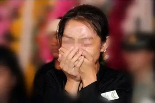 妻子回娘家探親,丈夫卻熱情相送,妻子誤車折返,推開門淚目