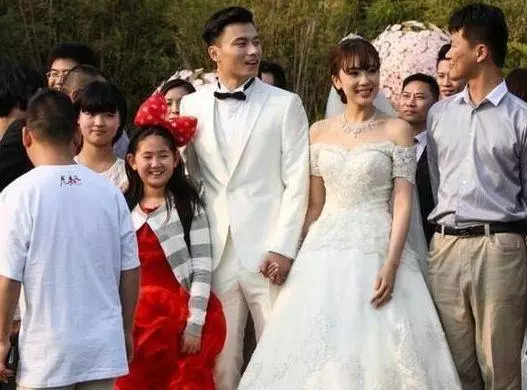 結婚時繼父給了一張銀行卡,婚後丈夫住院去取錢,查完餘額蒙圈