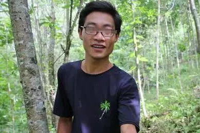 新婚夜妻子來姨媽,丈夫覺得掃興睡沙發,第二天打開門,癱在地上