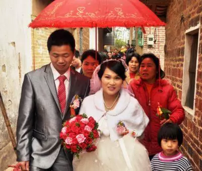 新婚夜妻子來姨媽,丈夫覺得掃興睡沙發,第二天打開門,癱在地上