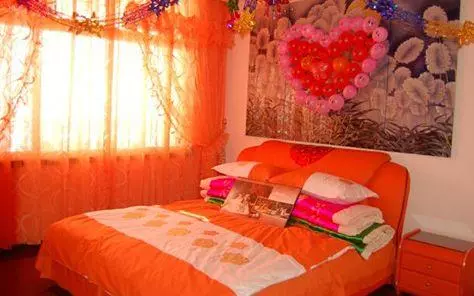 新婚夜妻子來姨媽,丈夫覺得掃興睡沙發,第二天打開門,癱在地上