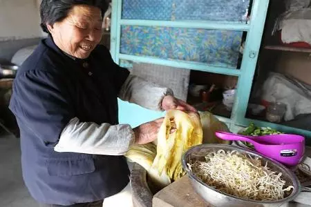 婆婆嫌我家是農村,每次我媽送菜來受盡欺負,這次我叫她閉上了嘴