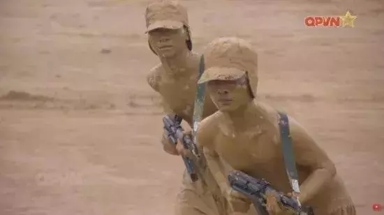 屠殺美軍特種部隊,還將屍體剝皮掛起,那個恐怖的殺神又回來了!