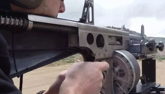 屠殺美軍特種部隊,還將屍體剝皮掛起,那個恐怖的殺神又回來了!