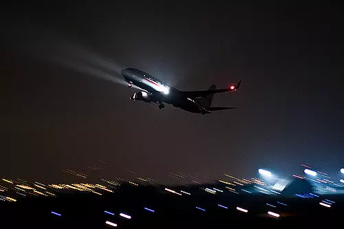 為什麼飛機上不能用手機? 原來是有原因的… 就連開「飛行模式」也是很危險的!