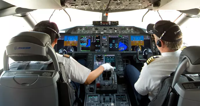 為什麼飛機上不能用手機? 原來是有原因的… 就連開「飛行模式」也是很危險的!