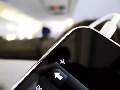為什麼飛機上不能用手機? 原來是有原因的… 就連開「飛行模式」也是很危險的!