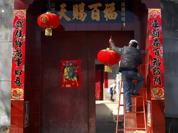 過年門口紅燈籠不要亂亂掛燈籠!掛錯了窮三代, 財神不進門!尤其是第一個禁忌, 很多人經常犯!