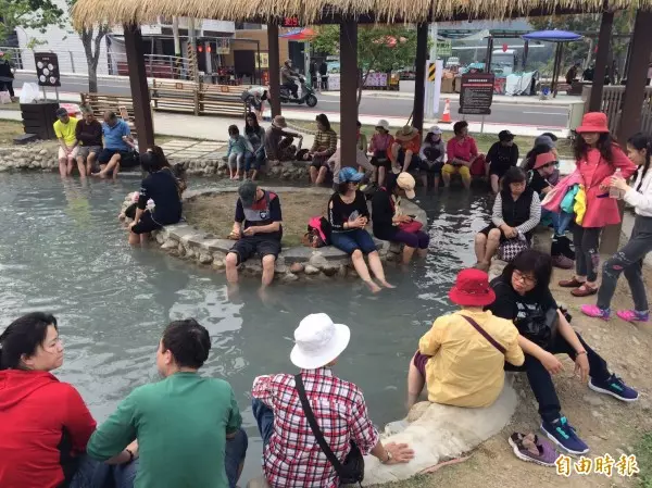 桃園復興鄉)天冷瘋泡湯!羅浮溫泉泡腳池人氣…越冷越熱