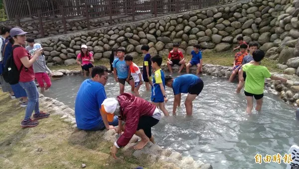 桃園復興鄉)天冷瘋泡湯!羅浮溫泉泡腳池人氣…越冷越熱
