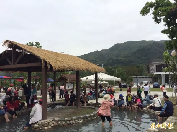 桃園復興鄉)天冷瘋泡湯!羅浮溫泉泡腳池人氣…越冷越熱