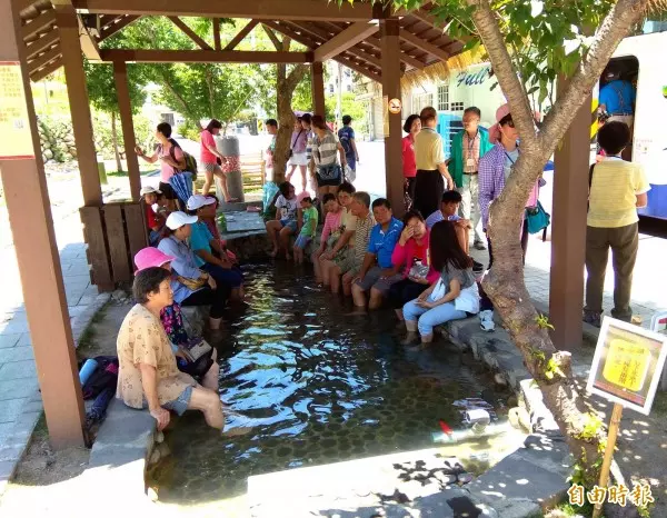 桃園復興鄉)天冷瘋泡湯!羅浮溫泉泡腳池人氣…越冷越熱