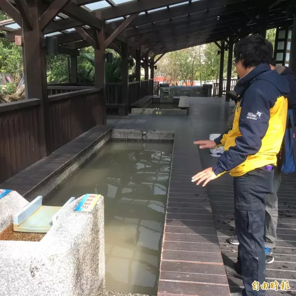 桃園復興鄉)天冷瘋泡湯!羅浮溫泉泡腳池人氣…越冷越熱