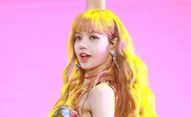 BLACKPINK隊內不和?成員LISA給jennie脫襪子洗腳!