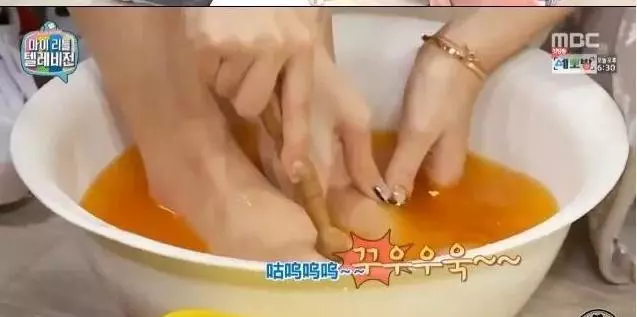 BLACKPINK隊內不和?成員LISA給jennie脫襪子洗腳!