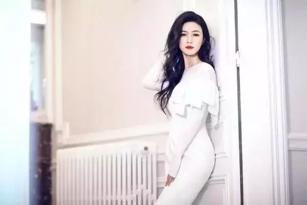 又一位女星嫁富豪,丈夫病死獄中後重操舊業,今43歲身價過億!