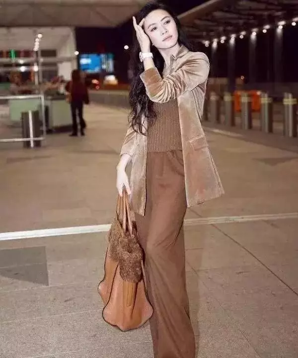 又一位女星嫁富豪,丈夫病死獄中後重操舊業,今43歲身價過億!