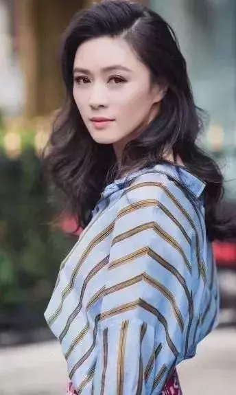 又一位女星嫁富豪,丈夫病死獄中後重操舊業,今43歲身價過億!