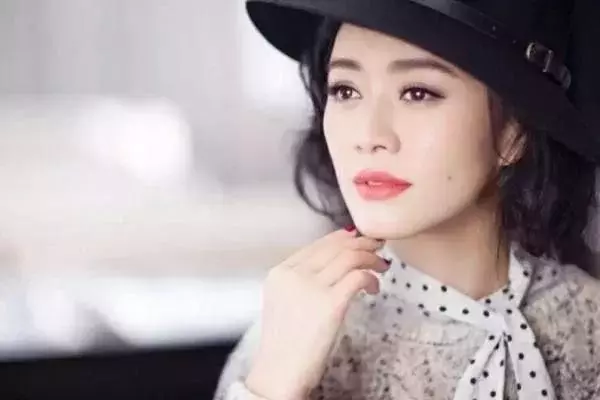 又一位女星嫁富豪,丈夫病死獄中後重操舊業,今43歲身價過億!