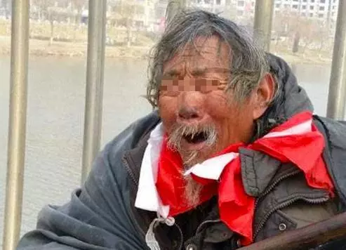 父親臨終給了乞丐10萬,兒子不服去搶,嚇得跪地再給10萬