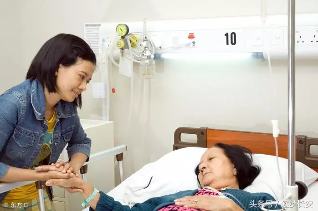 婆婆生病我在醫院照顧,無意聽到她和小姑子的對話,我轉身離開