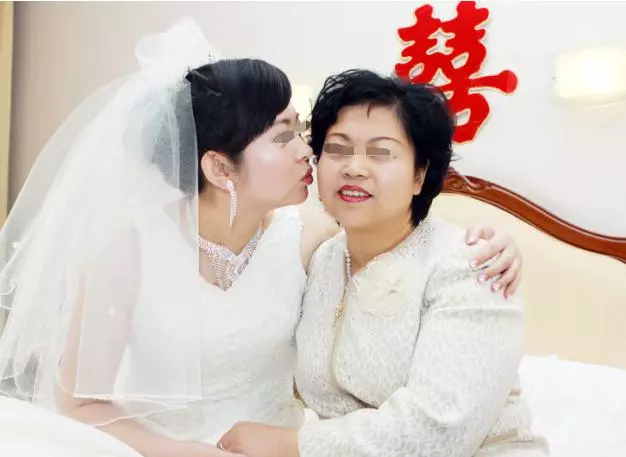婚禮現場給長輩敬茶,婆婆說了八個字,我摘下頭紗轉身離開