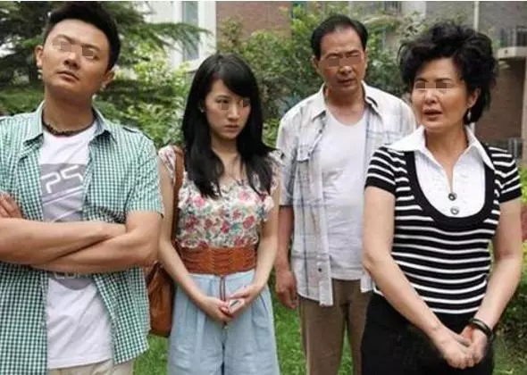 婚禮現場給長輩敬茶,婆婆說了八個字,我摘下頭紗轉身離開