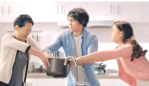 妻子生不齣兒子,丈夫跟她吵架,婆婆說一番話,兒媳紅了眼眶