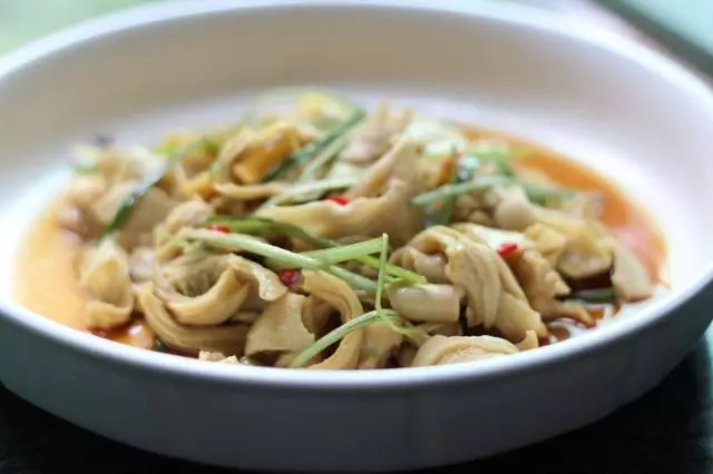 麻醬拌餛飩,涼拌手撕麵筋,椒鹽香菇,熗鍋腐竹