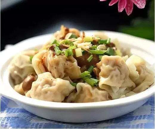 麻醬拌餛飩,涼拌手撕麵筋,椒鹽香菇,熗鍋腐竹